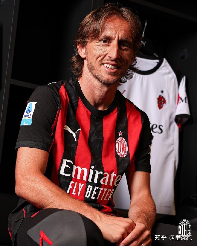 阿森纳发布第三球衣：晨霜白为主基调！